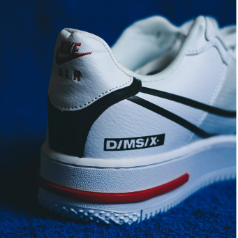 Chaussures d&eacute;contract&eacute;es